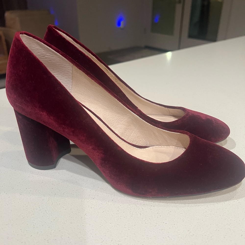 Louise et Cie Velvet Maroon Burgundy Heels Size 8.5 Excellent Unworn Condition
